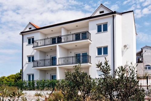 Family friendly apartments with a swimming pool Primosten - 17252