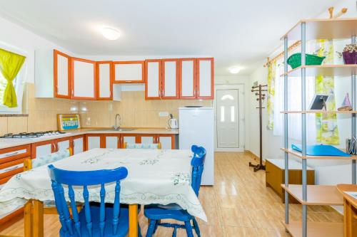 Cozy apartments Emina near the sea