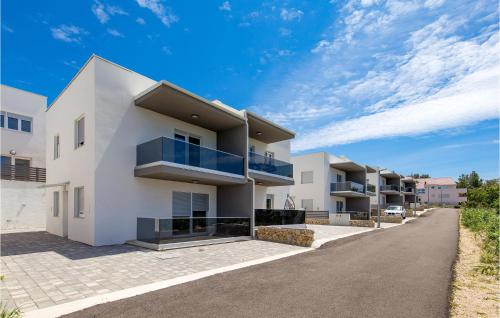 Amazing Apartment In Simuni With Wifi