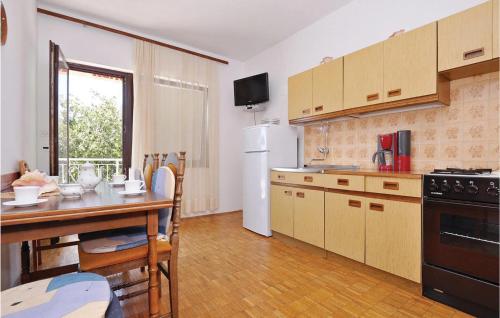 2 Bedroom Nice Apartment In Starigrad Paklenica