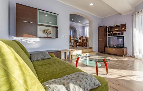3 Bedroom Pet Friendly Apartment In Pula 3 Bedroom Pet Friendly Apartment In Pula
