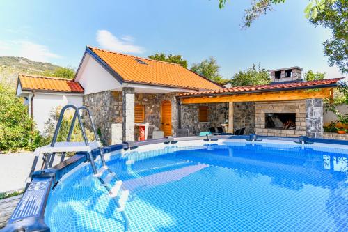 Apartman Lavanda sa bazenom i okućnicom 4*