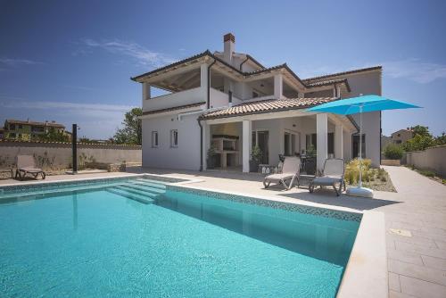 Villa mit privatem Pool, eigener Crossfit-Halle, Billard