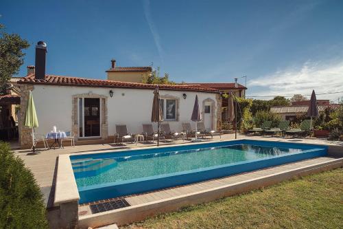 Preiswerte und schöne Ferienwohnung mit Pool, WLAN, Terrasse und Grill