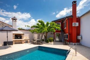 Villa Casa Darija with pool and grill in Novigrad