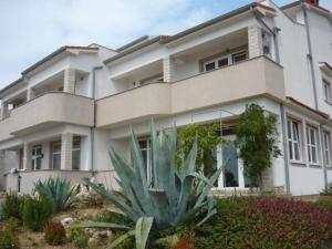 Wohnung in Barbat mit Terrasse und Grill