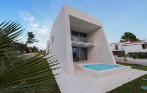 4 Bedroom Beautiful Home In Petrcane