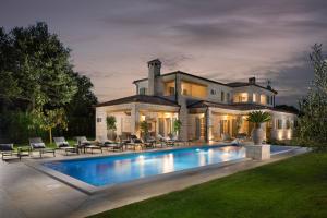 Villa Nevija u Ladicima for 10 people with sea view & sports complex in Central Istria