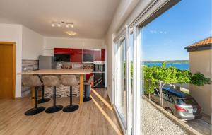 Beautiful Apartment In Rtina With Wifi