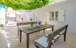 Cozy Apartment In Nin With Wifi