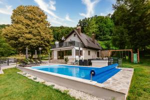 Holiday House Zrinski with Pool, Sauna & Jacuzzi