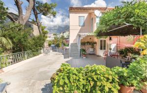 Awesome Apartment In Makarska With Kitchen