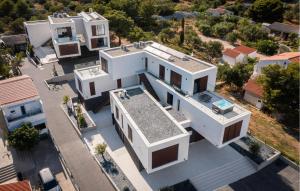 Cozy Apartment In Betina With Wifi