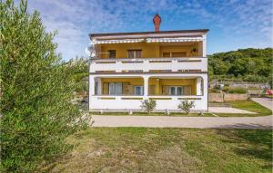2 Bedroom Lovely Apartment In Jurandvor