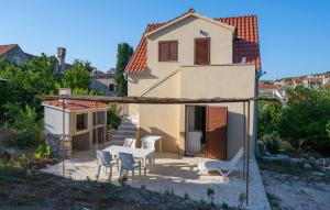 Cozy Apartment In Zlarin With Wifi