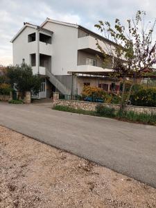 Apartments with a parking space Razine, Sibenik - 23616
