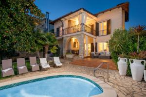 Villa Magnolia in Umag for 10 persons - first row to sea & beach - with jacuzzi and fitness area