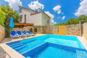 Ruhiges Apartment mit Holzkohlegrill, Pool mit Whirlpoolfunktion, Waschmaschine, Trockner