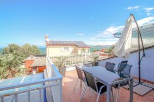 Hundefreundliches Apartment nur 50 Meter zum Strand mit herrlichem Meerblick, Waschmaschine, Grill