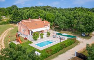 Lovely Home In Radetici With Wifi
