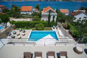 Stunning Villa Avalon with pool for 9, 2 mins to beach