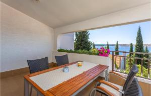 Lovely Apartment In Omisalj With House Sea View