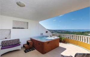 Lovely Apartment In Zrnovnica With Jacuzzi