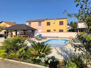 Family friendly apartments with a swimming pool Sabunike, Zadar - 11837