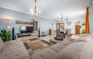 Beautiful Home In Tinjan With Kitchen