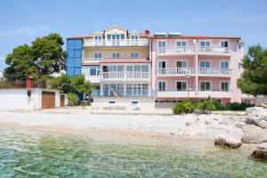 Apartments by the sea Primosten - 9687