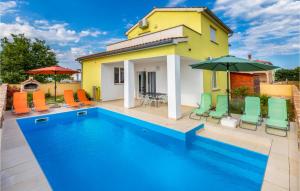 Amazing Home In Valbandon With Wifi