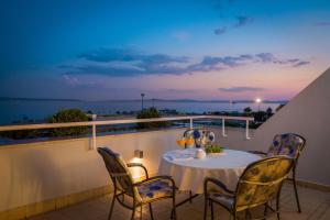 Seaside Apartment Gold 1row