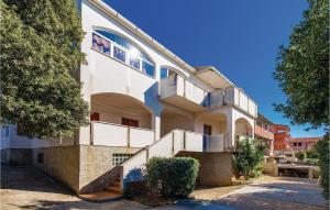 Lovely Apartment In Mandre With Wifi