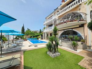 VILLA VERA Apartments with pool, 200 m from the beach