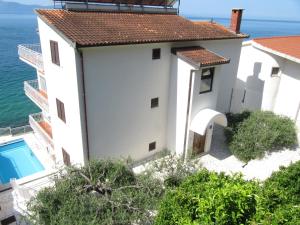 Apartments and rooms with a swimming pool Brist, Makarska - 15620
