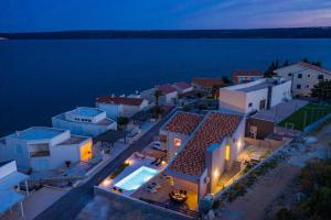 Seaside luxury villa with a swimming pool Posedarje, Novigrad - 15961