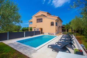 Three-Bedroom Apartment Mir with Private Infinity Pool