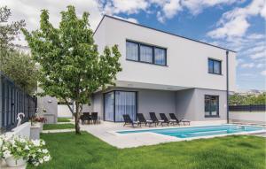Nice Home In Kastel Kambelovac With Kitchen