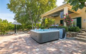 Stunning Home In Ostrobradic With Jacuzzi