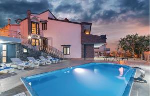 4 Bedroom Cozy Home In Krk