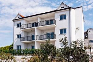 Family friendly apartments with a swimming pool Primosten - 17252