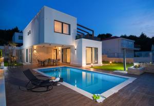 Luxury Beachfront Villa Trogir 1 with private pool, jacuzzi and gym at the beach on Ciovo - Okrug Go