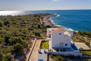 Villa Esquel - Beachfront, heated pool