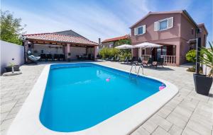 Pet Friendly Home In Zaton