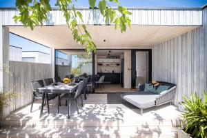 Arcadia Eco-Luxe Mobile Homes with infiniry pool by OIKO Collection