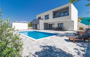 Awesome Home In Smrika