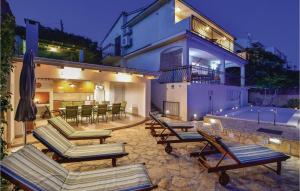 Beautiful Home In Okrug Gornji With Jacuzzi
