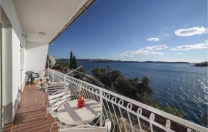 3 Bedroom Amazing Apartment In Brodarica