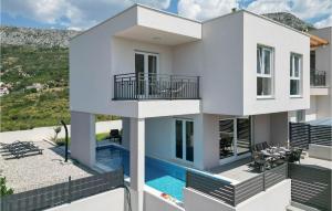 Cozy Home In Klis With Kitchen