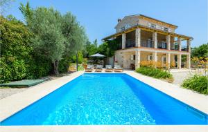 4 Bedroom Cozy Home In Sveti Lovrec